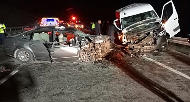 Minibüsle otomobilin çarpıştığı kazada 3 kişi öldü, 5 kişi yaralandı