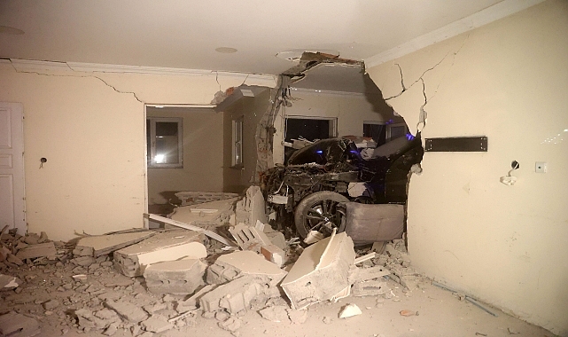 Müstakil eve çarpan otomobilin sürücüsü yaralandı