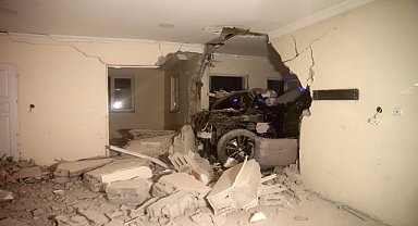 Müstakil eve çarpan otomobilin sürücüsü yaralandı