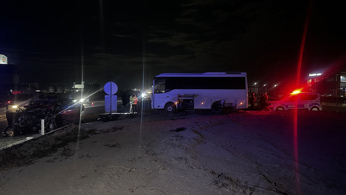 Polis minibüsü ile otomobil çarpıştı 1 kişi öldü, 11 kişi yaralandı