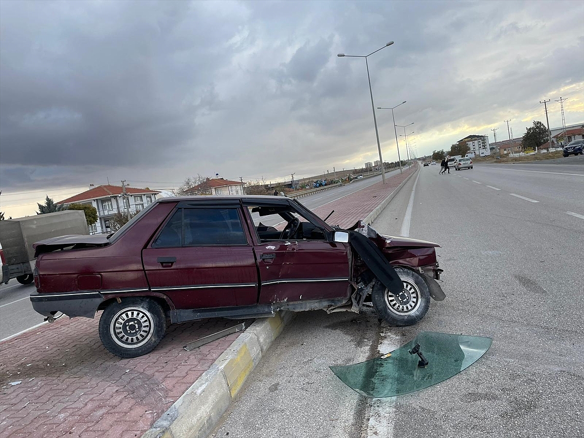 Refüje çarpan aracın sürücüsü yaralandı