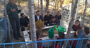 Şehit Öğretmen Ali Yıldız, vefatının 30. Yılında mezarı başında anıldı