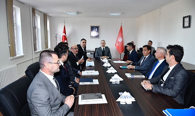 Vali Çiçekli: "Köylerde yaşayan vatandaşlarımıza en iyi hizmeti götürmenin gayreti içerisindeyiz"