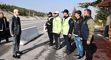 Vali Çiçekli polis uygulama noktasını ziyaret etti