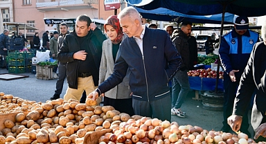 Vali Çiçekli ve eşi güne Pazar esnafını ziyaretle başladı