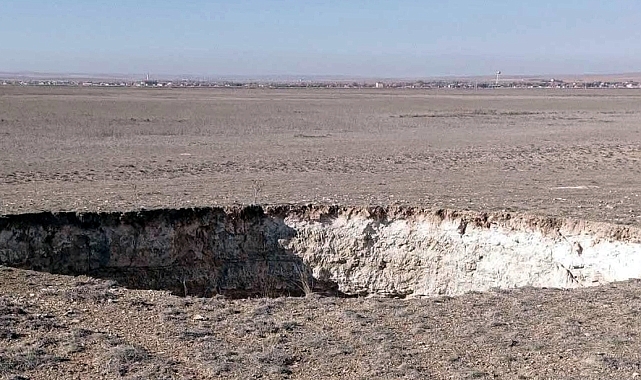13 metre derinliğinde, 15 metre çapında obruk oluştu