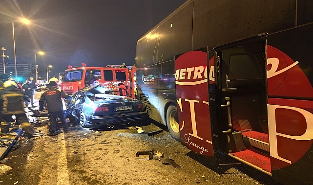 2 yolcu otobüsü ile 1 otomobilin karıştığı trafik kazasında 2 kişi öldü, 1 kişi yaralandı