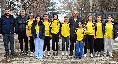 Akçaşehir İlköğretim Okulu Yıldızlar Kız Voleybol Takımı üst tura çıktı