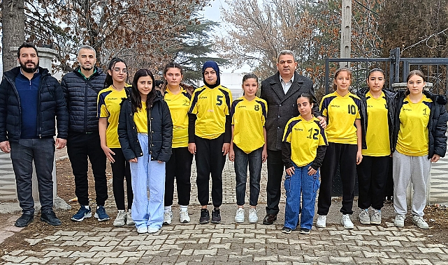 Akçaşehir İlköğretim Okulu Yıldızlar Kız Voleybol Takımı üst tura çıktı