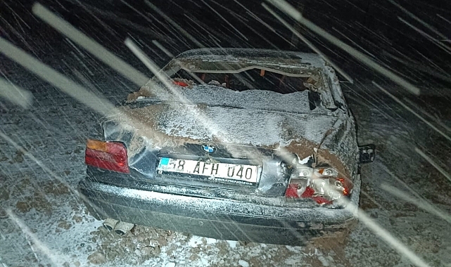 Devrilen otomobildeki 3 kişi yaralandı