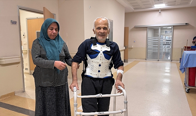 Kamburundan riskli ameliyatla kurtulup 30 yıl sonra sırtüstü yatabildi