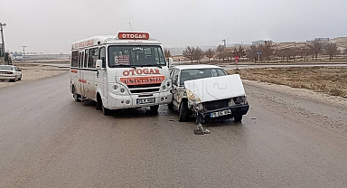 Karaman'da dolmuşla otomobil çarpıştı: 1 yaralı