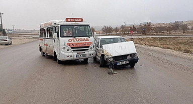 Karaman'da dolmuşla otomobil çarpıştı: 1 yaralı