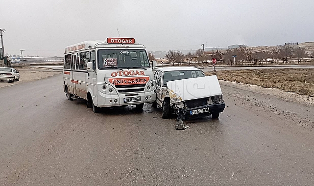 Karaman'da dolmuşla otomobil çarpıştı: 1 yaralı