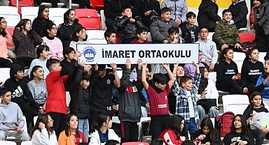 Karaman FK-Esenler Erokspor maçına okulların taraftar desteği Aksarayspor'u da imrendirdi