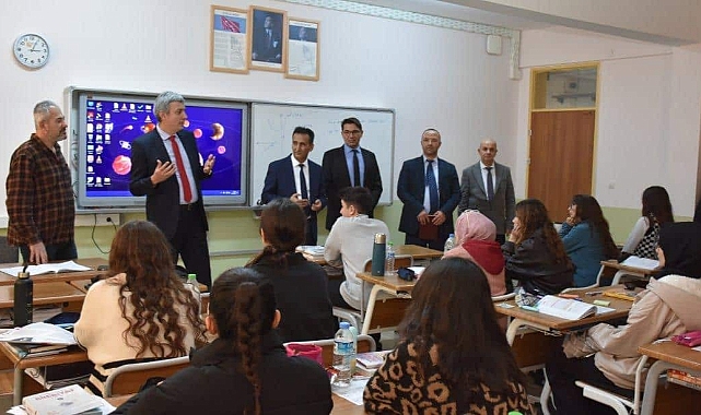 Küçük: "Öğretmenlerin makamı öğrencinin yüreğidir"