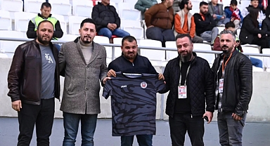 Nazilli'de tek başına Karaman FK'yı destekleyen taraftara yönetimden forma