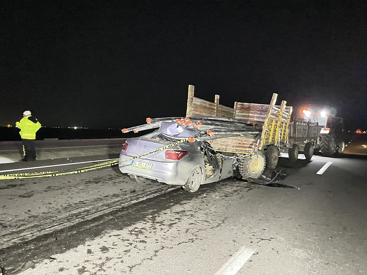Traktöre takılı römorka çarpan otomobildeki 1 kişi öldü