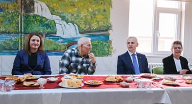 Vali Çiçekli, sabah kahvaltısını Huzurevi sakinleriyle yaptı