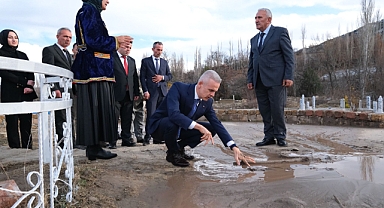 Vali Çiçekli Göktepe’deki yağlı çamuru inceledi