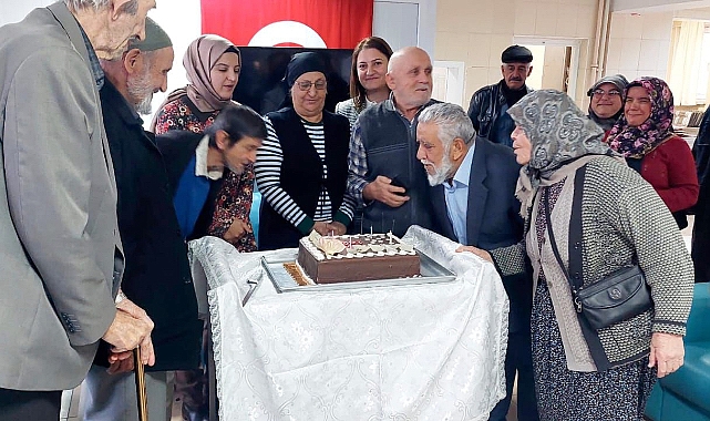 Vali Yardımcısı Çiçekli Huzurevi ve Çocuk Sitesi sakinlerinin yeni yıllarını kutladı