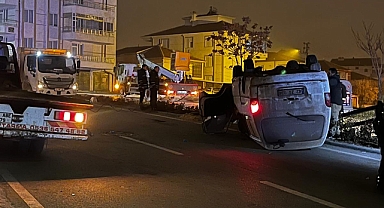 Virajı alamayan kamyonet önce direğe çarptı, sonra ters döndü