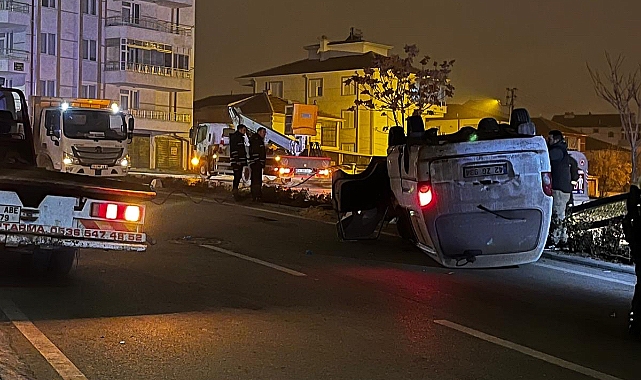 Virajı alamayan kamyonet önce direğe çarptı, sonra ters döndü