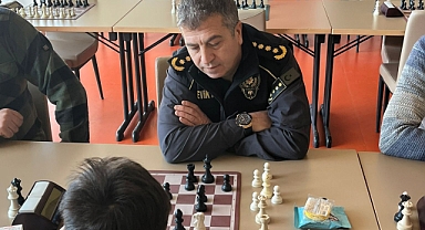 Emniyet Müdürü Turhan çocuklarla satranç oynadı. Kazanan dostluk oldu