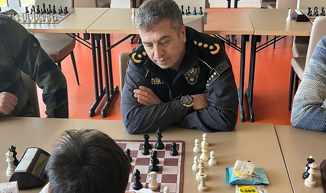 Emniyet Müdürü Turhan çocuklarla satranç oynadı. Kazanan dostluk oldu
