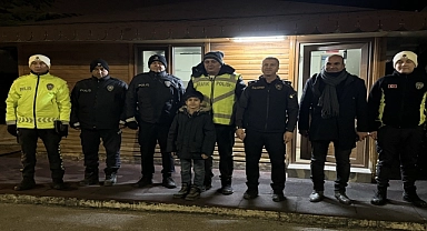 İlkokul öğrencisi yılbaşında görevli polislere bu yıl da çikolata ikram etti