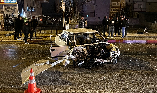 Karaman’da otomobil aydınlatma direğine çarptı