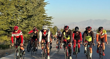 Karaman Valisi Çiçekli, bisikletten düşerek köprücük kemiğini kırdı