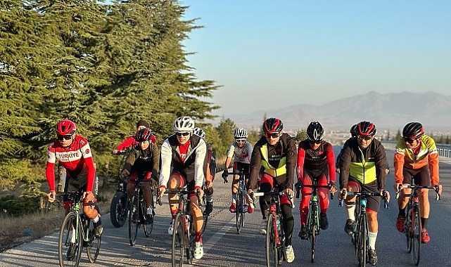 Karaman Valisi Çiçekli, bisikletten düşerek köprücük kemiğini kırdı