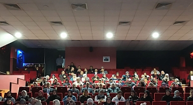 Vali Çiçekli, “Hep Otuz Üç Yaşında” Filminin Özel Gösterimine Katıldı