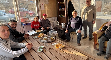 Vali Çiçekli'nin vatandaşla sobada, patates çay eşliğinde sohbeti