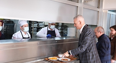 Vali Çiçekli, öğle yemeğini fabrika işçileriyle yedi