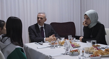 Vali Çiçekli ve eşi Çocuk Evindeki çocuklarla akşam yemeğinde buluştu