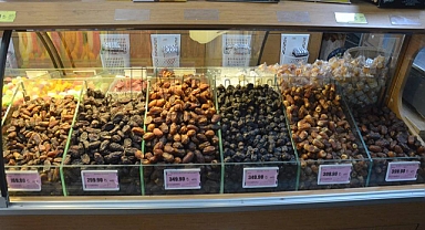 Hurma tezgahlarda yerini aldı