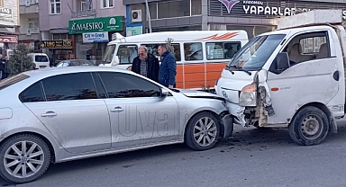 Karaman'da kamyonet karşı şeride geçti iki araca çarptı