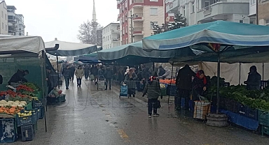 Karaman'da kar yağışına rağmen semt pazarı kuruldu