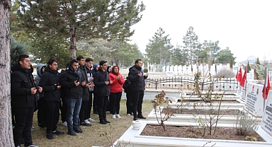 Öğrenciler şehitlikleri ziyaret etti