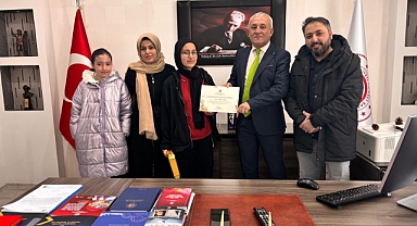 Resim Yarışmasında Dereceye Giren Öğrenciye Ödülü Verildi