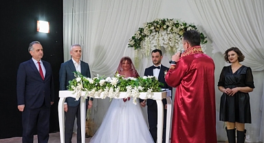 Vali Çiçekli, gençlerin nikah şahidi oldu