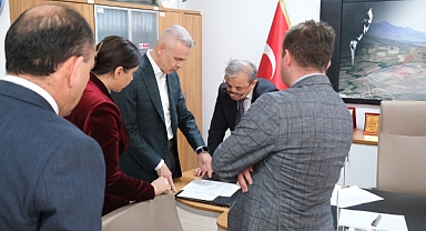 Vali Çiçekli Tapu Müdürlüğünü Ziyaret Ederek İncelemelerde Bulundu
