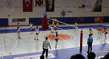 Voleybol Yıldızlar Yarı Final Müsabakaları Karaman’da Başladı