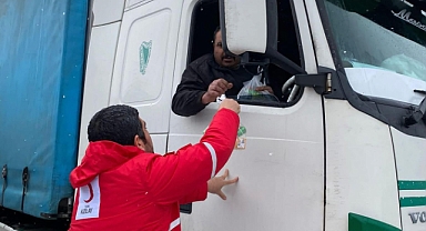 Yolda kalan sürücülere kumanya dağıttılar