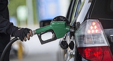 Benzine beklenen indirim geldi