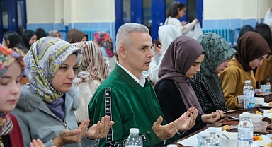 Çiçekli çifti, öğrencilerle iftar açtı