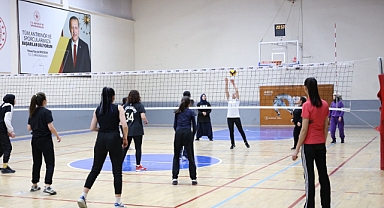 Karaman'da Kadınlar Gününe Özel Voleybol Turnuvası Düzenlendi