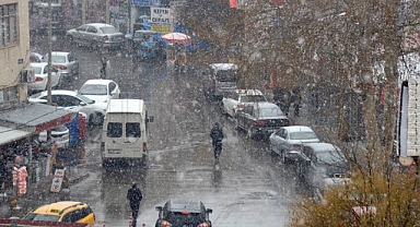 Meteoroloji uyarmıştı... Karaman'da beklenen kar yağışı başladı